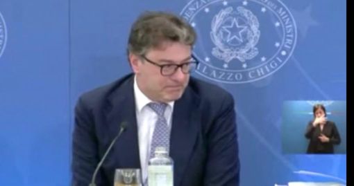 Giancarlo Giorgetti si commuove questa mattina nella conferenza stampa di presentazione della manovra finanziaria parlando di Bobo Maroni Giancarlo Giorgetti si commuove questa mattina nella conferenza stampa di presentazione della manovra finanziaria parlando di Bobo Maroni