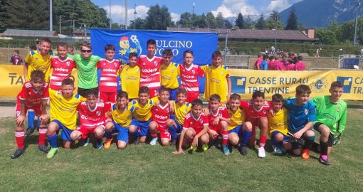 I pulcini di Villa Cortese e River Plate insieme. Sotto, la squadra gialloblù al Torneo Internazionale in Trentino