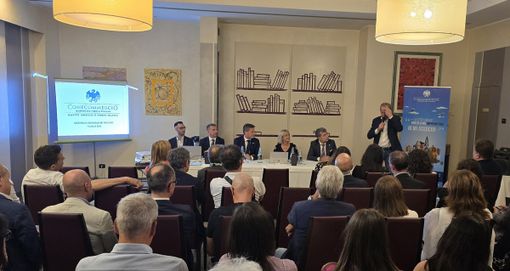 Confcommercio Busto Arsizio e Medio Olona è unita. Anche da una vetrofania