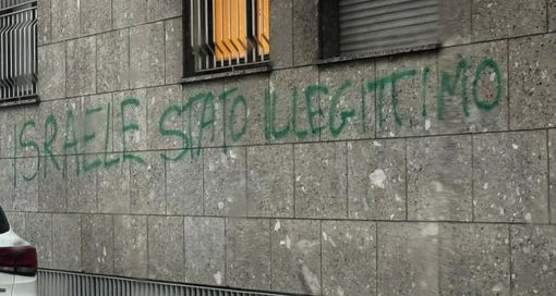 Una delle scritte apparse nelle scorse ore a Busto Una delle scritte apparse nelle scorse ore a Busto