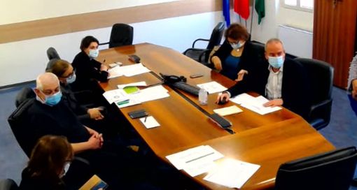 Covid, Ats Insubria preme sulle terze dosi. Per i tamponi a scuola attesa per le unità mobili dell'Esercito