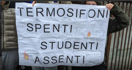 Uno degli striscioni di protesta degli studenti dell'istituto Zappa di Saronno (foto da IlSaronno.it) Uno degli striscioni di protesta degli studenti dell'istituto Zappa di Saronno (foto da IlSaronno.it)