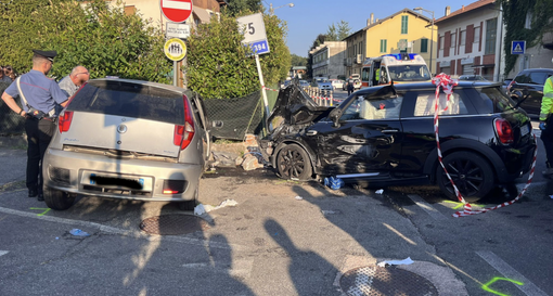 Il luogo dell'incidente con le due auto distrutte Il luogo dell'incidente con le due auto distrutte