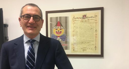 Marino Vago, nell'azienda di famiglia a Busto Arsizio: accanto si vede il Tarlisu, maschera operosa della città dedicata proprio a un tessuto