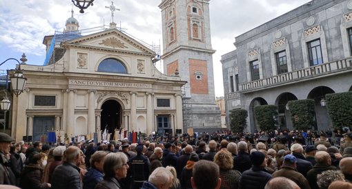 L'ADDIO A MARONI. L'urlo di Varese: «Ciao Bobo». Il figlio: «Hai sorriso fino alla fine». Monsignor Vegezzi: «Roberto era uno di noi». Le lacrime del premier Meloni