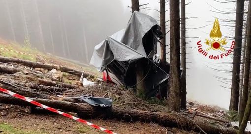 Il giorno dopo la tragedia: nel video il silenzio e quel telone grigio sotto la pioggia Il giorno dopo la tragedia: nel video il silenzio e quel telone grigio sotto la pioggia
