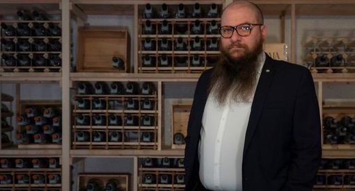 Bruno Bottazzi nella sua enoteca di Besozzo