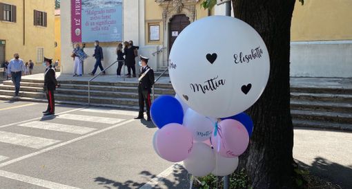 VIDEO E FOTO. Le lacrime di Vedano per l'ultimo saluto a Vittorio, Elisabetta e Mattia VIDEO E FOTO. Le lacrime di Vedano per l'ultimo saluto a Vittorio, Elisabetta e Mattia