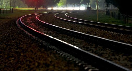 Mozzate, uomo muore travolto dal treno in stazione