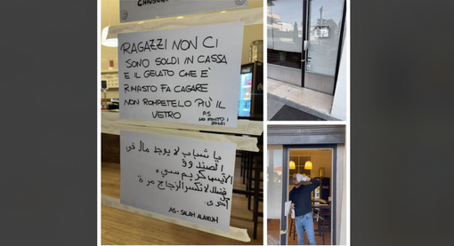 Il cartello, la vetrina spaccata e il titolare della gelateria Claudio Caputo che fa finta di pulire il vetro che non c'è più