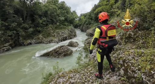 Tutti con il cuore sul Natisone: «Forza soccorritori, troviamo Cristian»