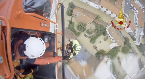 VIDEO. Mamma e bimbo di 10 mesi si rifugiano sul tetto dell'auto intrappolata dall'acqua: salvati dai vigili del fuoco