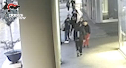 VIDEO. Rapinavano i ragazzini che andavano a scuola. Baby gang presa dai carabinieri, tra loro quattordicenni e tredicenni