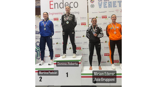 Roberta Dominici sul gradino più alto del podio. Sotto: medaglie per Aurora Fanelli e Alessandra Bossi Roberta Dominici sul gradino più alto del podio. Sotto: medaglie per Aurora Fanelli e Alessandra Bossi