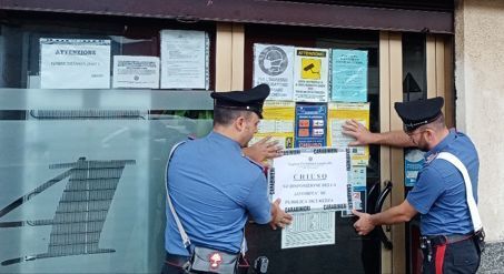 Preso a bastonate e bottigliate e derubato delle scarpe dagli avventori di un bar: sospesa la licenza a un locale di Fagnano Olona Preso a bastonate e bottigliate e derubato delle scarpe dagli avventori di un bar: sospesa la licenza a un locale di Fagnano Olona