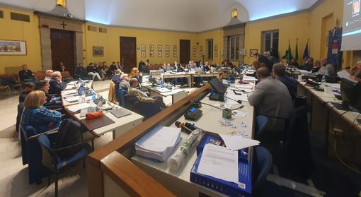 Scontro durissimo in Consiglio sul rimpasto, Cascio: «Capolavoro della brutta politica». E si dimette Scontro durissimo in Consiglio sul rimpasto, Cascio: «Capolavoro della brutta politica». E si dimette