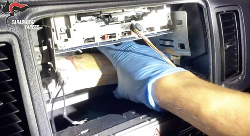 VIDEO. Dietro lo stereo dell'auto spuntano 70mila euro in contanti. A smascherare il pusher il fiuto del cane carabiniere Kevin
