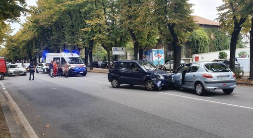 Frontale in viale Duca D'Aosta a Busto: tre persone soccorse Frontale in viale Duca D'Aosta a Busto: tre persone soccorse