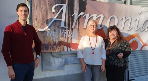 Andrea Pisani con le promotrici della manifestazione