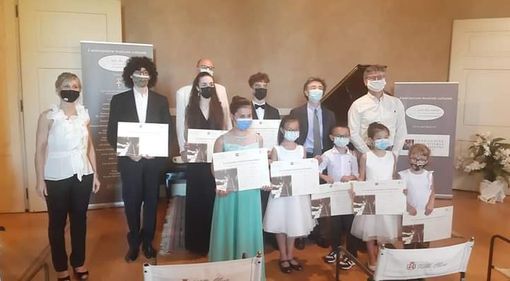 Sabrina Dente (sulla sinistra, organizzatrice del concorso) con i premiati del Concorso Nazionale “Villa Oliva” e membri della giuria