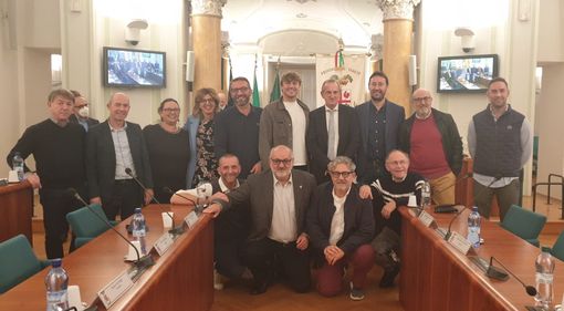 Nicolò Martinenghi torna a scuola con due medaglie olimpiche: «Trovate la strada, facendovi guidare dai valori dello sport»