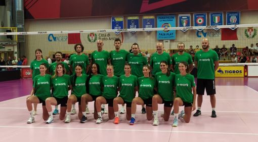 Staff tecnico e giocatrici della Uyba 22-23 nel giorno del raduno. Sotto: l'abbraccio e la presenza numerosa di tifosi Staff tecnico e giocatrici della Uyba 22-23 nel giorno del raduno. Sotto: l'abbraccio e la presenza numerosa di tifosi
