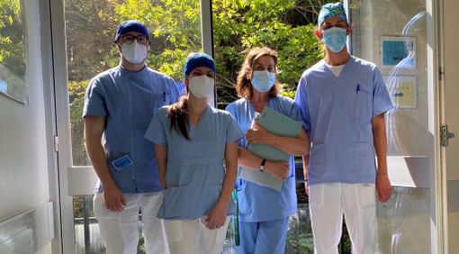 La professoressa Lucia Tettamanti (terza da sinistra) con alcuni studenti a Velate, nella sede del corso di laurea magistrale in Odontoiatria e protesi dentaria risultato primo in Italia nella classifica Censis