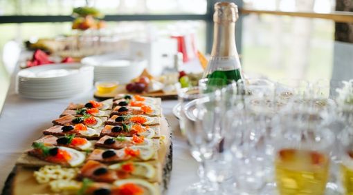 Gestire eventi a Milano senza stress: il noleggio di attrezzature per il catering come chiave del successo