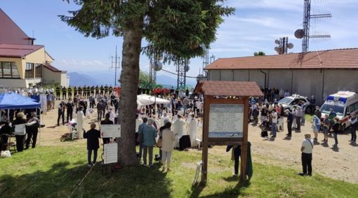 Un mese fa la tragedia, oggi 14 rose bianche sul Mottarone: «Non ci sono parole per spiegare ad Eitan perché ha perso mamma, papà e fratellino»