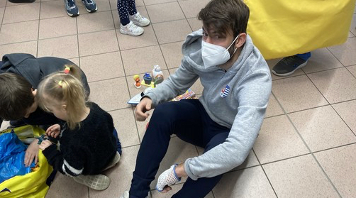 Luca Pizzul mentre gioca con la bimba ucraina: una scena autentica come il tigrotto