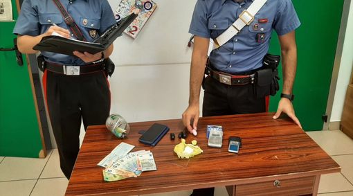 Spaccio di sostanze stupefacenti, arrestato a Porto Ceresio un 48enne italiano: nascondeva la cocaina in una valigia in garage