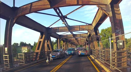 I due cigni a passeggio stamattina sul Ponte di Ferro di Sesto Calende (foto di Gianluca Civilla) I due cigni a passeggio stamattina sul Ponte di Ferro di Sesto Calende (foto di Gianluca Civilla)