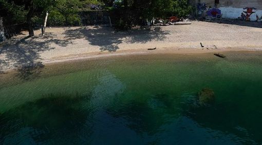 Bambina rischia di annegare nel lago Maggiore, salvata in extremis da un bagnante