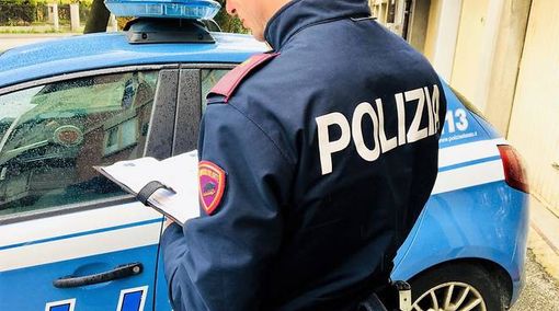 Busto, sorpreso a prepararsi una dose di eroina nella cabina delle fototessere della stazione