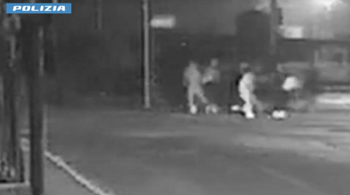 Un fermo immagine dell'aggressione ripreso dalle telecamere di videosorveglianza