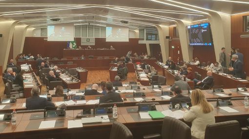 Regione, è iniziata la maratona sul bilancio. Presentati oltre 4mila emendamenti Regione, è iniziata la maratona sul bilancio. Presentati oltre 4mila emendamenti