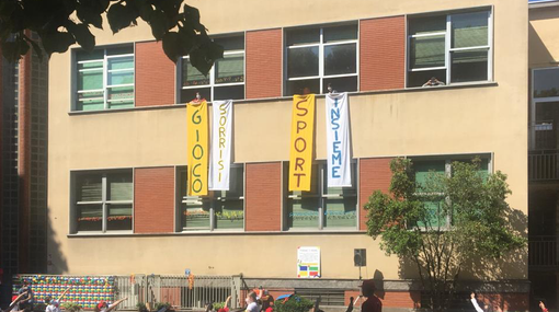 Gli striscioni alle finestre delle Bertacchi di Busto