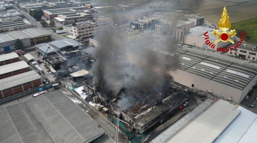 VIDEO E FOTO. Sotto controllo l'incendio di San Giuliano Milanese: sul posto 60 vigili del fuoco e 30 automezzi
