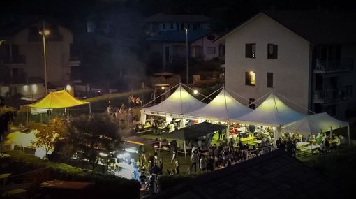 A Sesto Calende torna la festa del Rione Mulini con un menù da non perdere: costine, alborelle e la polenta del Bertoldo