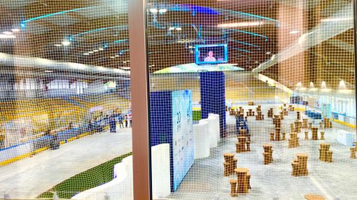 FOTO - L'Acinque Ice Arena &quot;trasformata&quot; per l'assemblea di Confindustria. Tra i relatori anche Scola