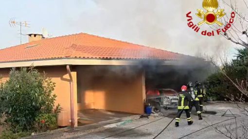 Ranco, auto e scooter in fiamme in garage: casa inagibile