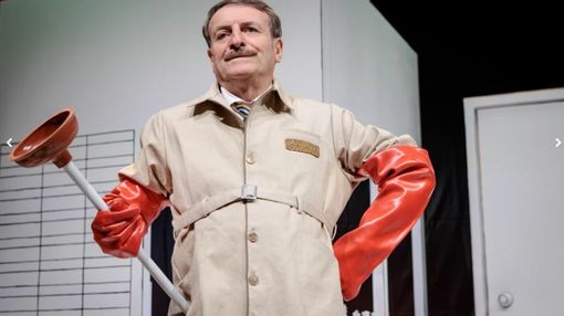 Al Teatro Manzoni “Condominio Mon Amour”: quando l’App licenzia il portiere
