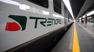 LA LETTERA. «Perché il treno delle 20.22 da Cadorna a Laveno è stato cancellato?»