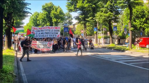 FOTO. Gli studenti scendono in strada a Busto per la Palestina