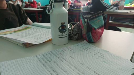 Le borracce ecosostenibili griffate con lo stemma del Comune di Somma Lombardo in una foto dal sito web dell'istituto Da Vinci