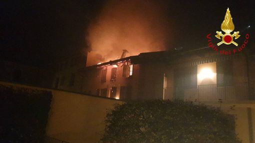A fuoco una casa a Vergiate: completamente distrutto il tetto dell'edificio