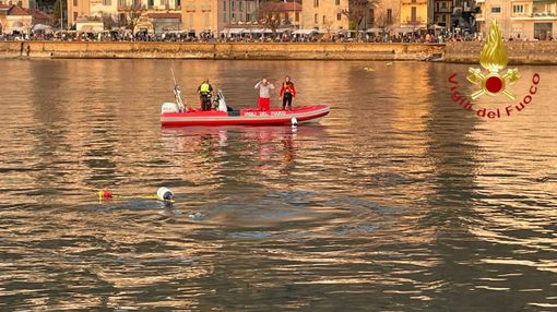 Si getta nel lago e affoga a Como davanti a decine di persone