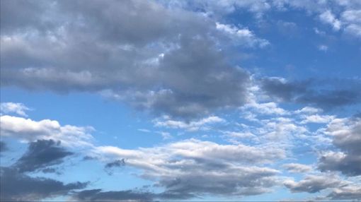 Nuvole, schiarite e poi nuove piogge in serata. Clima primaverile in settimana con massime fino a 18 gradi