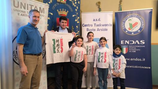 Il maestro Vito Monti, l'assessore allo sport Luca Folegani e i piccoli praticanti di taekwondo Il maestro Vito Monti, l'assessore allo sport Luca Folegani e i piccoli praticanti di taekwondo