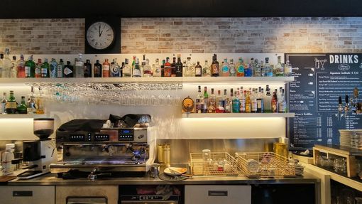 Il nuovo codice della strada spaventa e fa bere meno nei locali di Busto. Avanti anche la "wine bag" e i cocktail analcolici Il nuovo codice della strada spaventa e fa bere meno nei locali di Busto. Avanti anche la "wine bag" e i cocktail analcolici